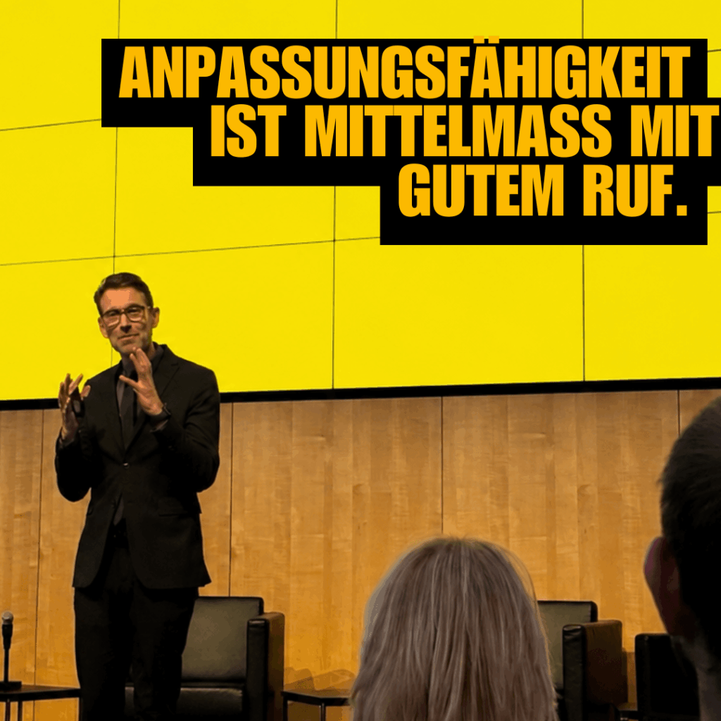 Dr. Peter Kreuz spricht bei einem Vortrag über das Thema Anpassungsfähigkeit und Marktführerschaft.