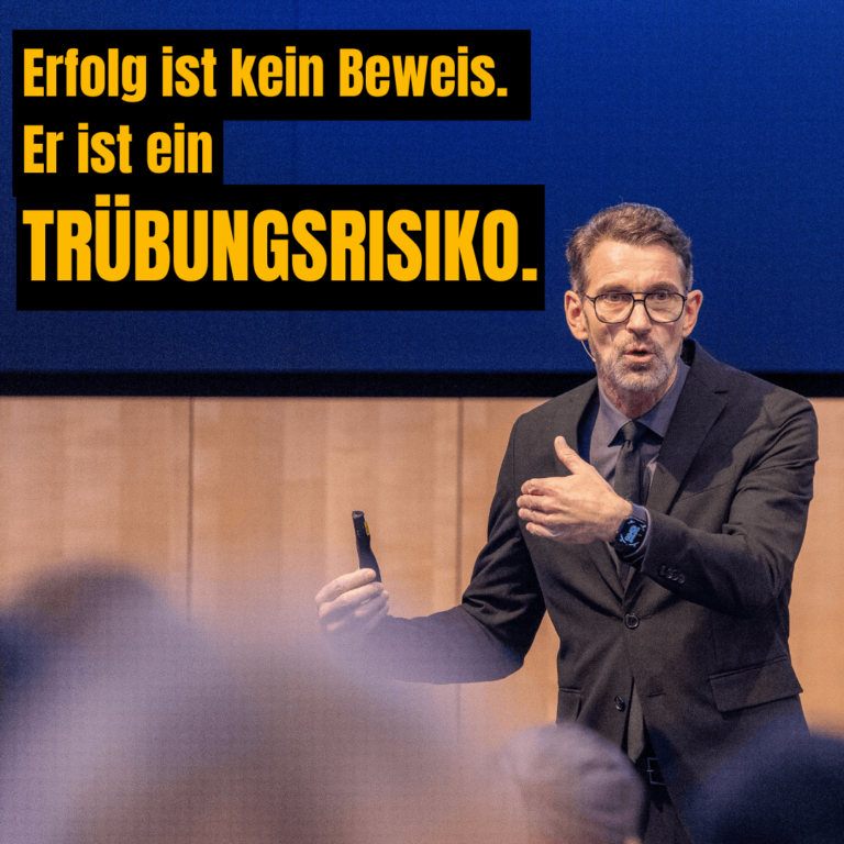 Peter Kreuz während eines Vortrags vor Publikum mit der Aussage „Erfolg ist kein Beweis. Er ist ein Trübungsrisiko.“