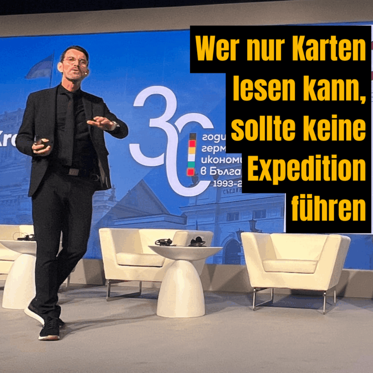 Peter Kreuz spricht auf einer Bühne über Führung in unsicheren Zeiten und die Bedeutung von Orientierung ohne feste Vorlagen