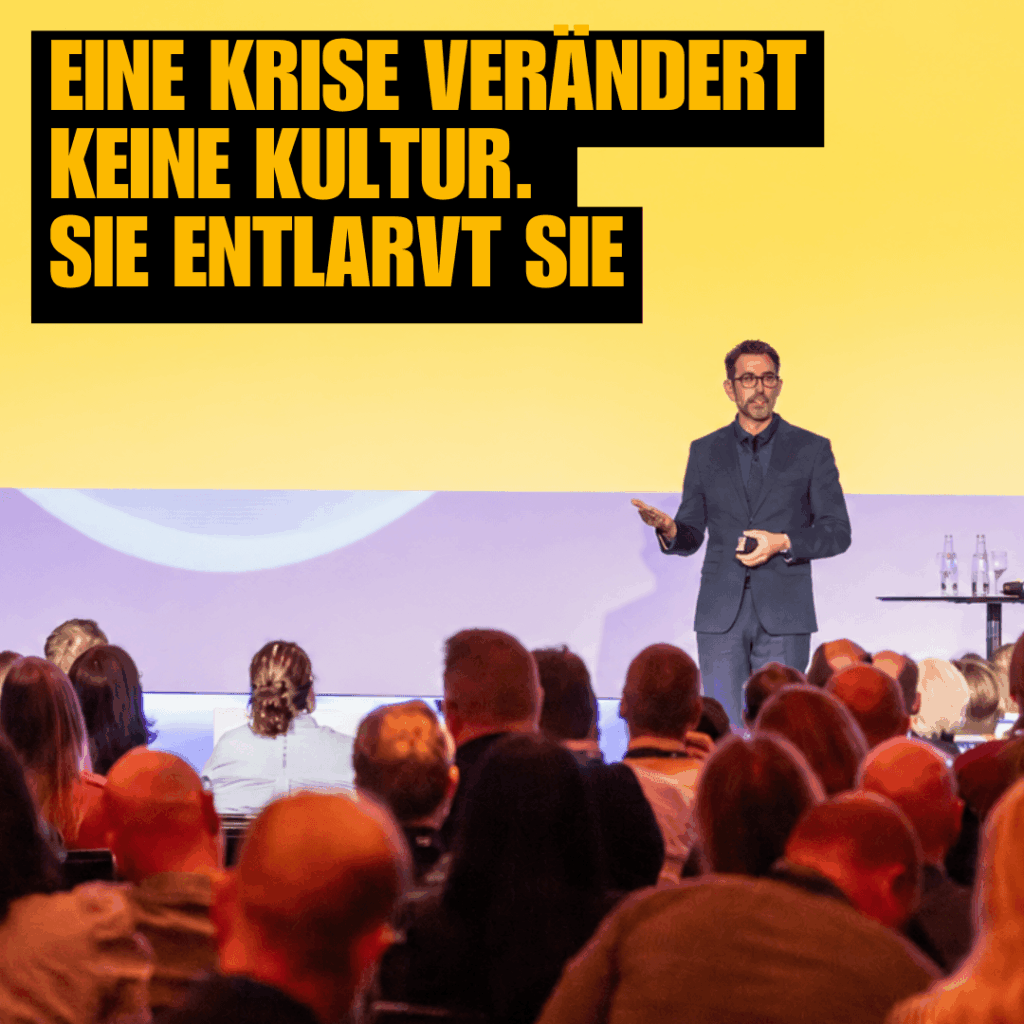 Peter Kreuz bei einem Vortrag über Unternehmenskultur mit dem Zitat: Eine Krise verändert keine Kultur. Sie entlarvt sie.