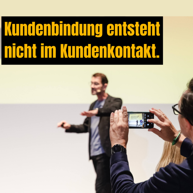 Dr. Peter Kreuz spricht auf einer Bühne über den Zusammenhang zwischen Unternehmenskultur und echter Kundenbindung