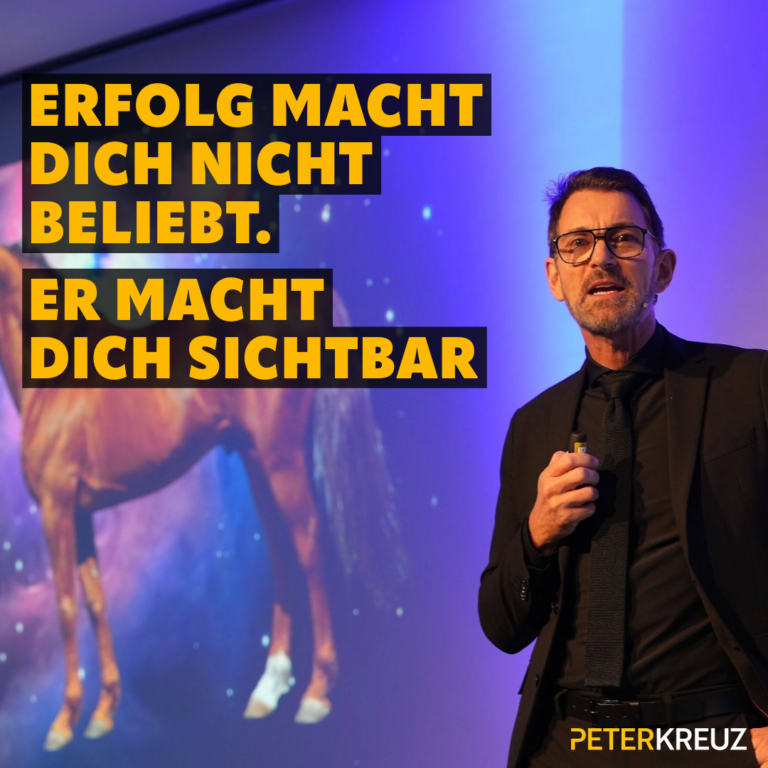 Peter Kreuz spricht auf einer Bühne über Erfolg, Sichtbarkeit und den Umgang mit Kritik.