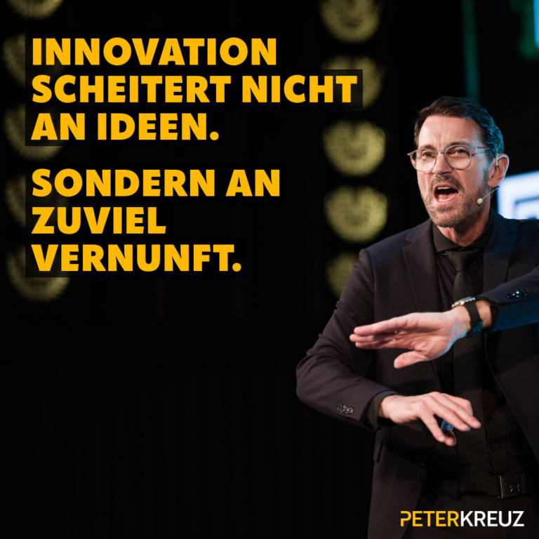 Peter Kreuz spricht auf einer Bühne über Innovation und warum sie oft an zu viel Vernunft in Unternehmen scheitert.