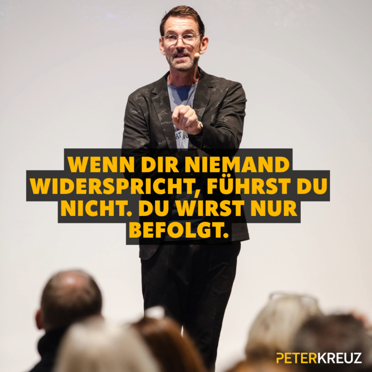 Peter Kreuz spricht auf einer Bühne über Führung und die Bedeutung von Widerspruch im Team.