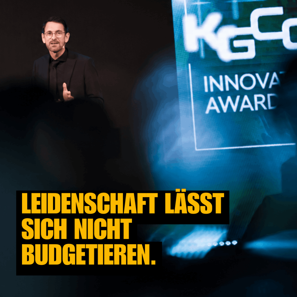 Peter Kreuz hält einen Vortrag auf der Bühne mit dem Zitat Leidenschaft lässt sich nicht budgetieren.
