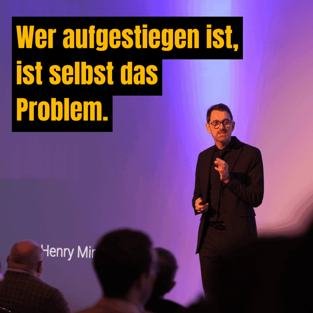 Peter Kreuz hält einen Vortrag vor Publikum über die Bedeutung von Selbstführung und Verhaltensänderung im Management.