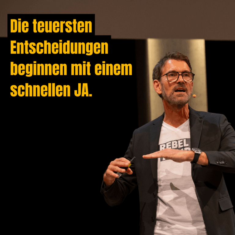 Peter Kreuz während eines Vortrags vor Publikum mit der Aussage: „Die teuersten Entscheidungen beginnen mit einem schnellen Ja.“