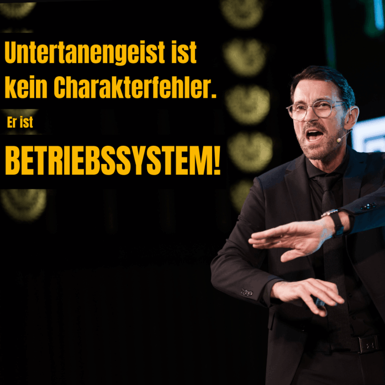 Peter Kreuz spricht auf einer Bühne über Führung und warum Mitarbeitende oft keinen Widerspruch äußern