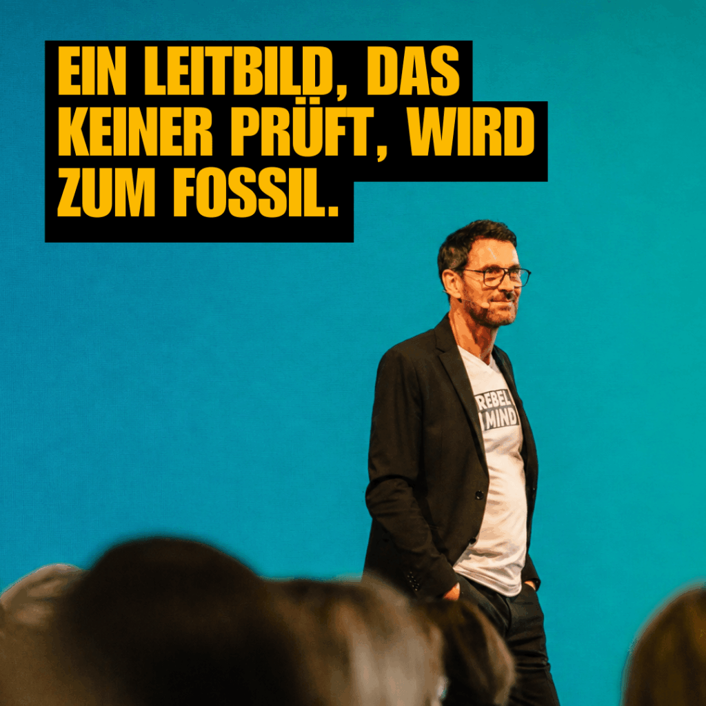 Dr. Peter Kreuz hält einen Vortrag über die Notwendigkeit, das Unternehmensleitbild regelmäßig zu überprüfen.